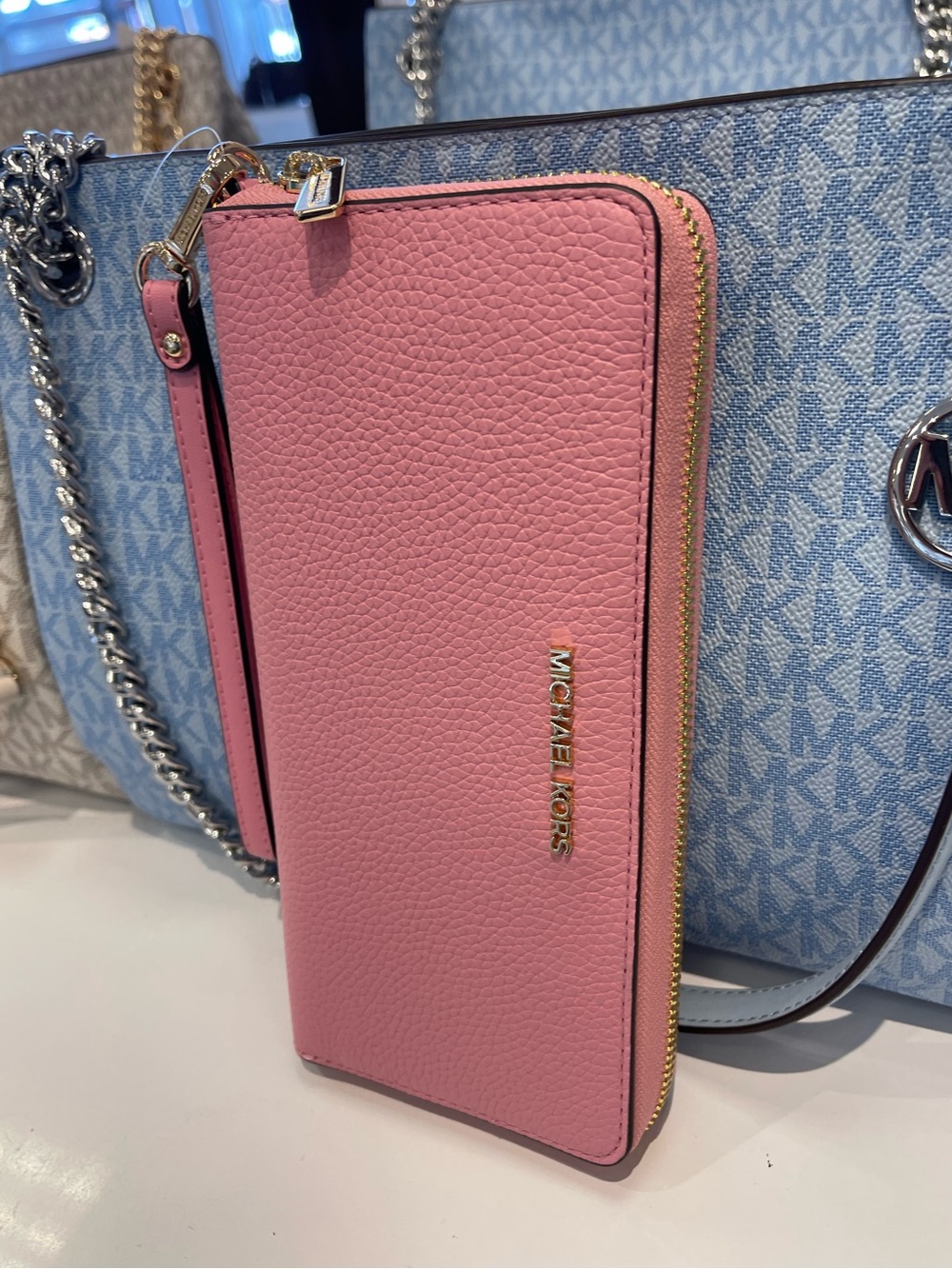 MICHAEL KORS Large Pebbled Leather Continental Wallet Wristlet Phone Holder
NWT - Picture 2 of 16